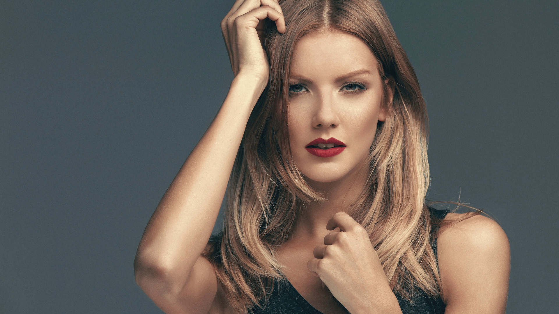 Portrait with soft waves and refined makeup